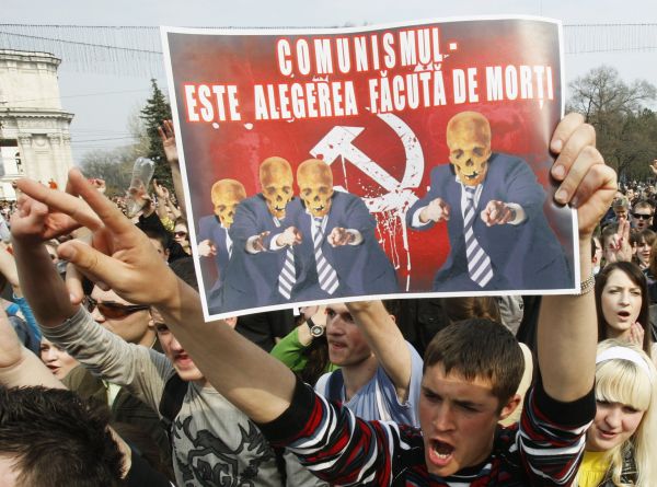 Komunismus je volba mrtvol, říká plakát demonstrantů.